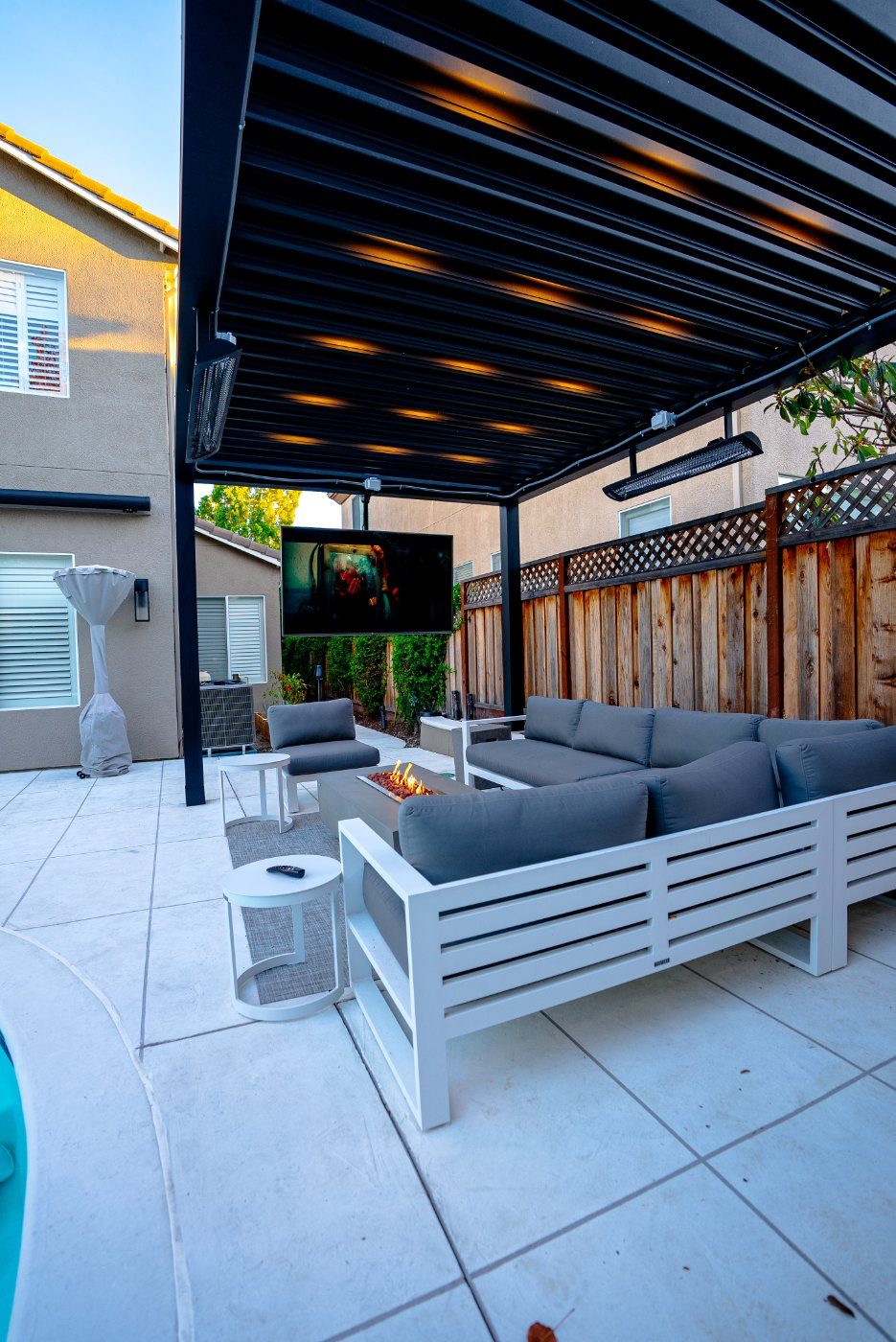 Heated black-frame lounge
