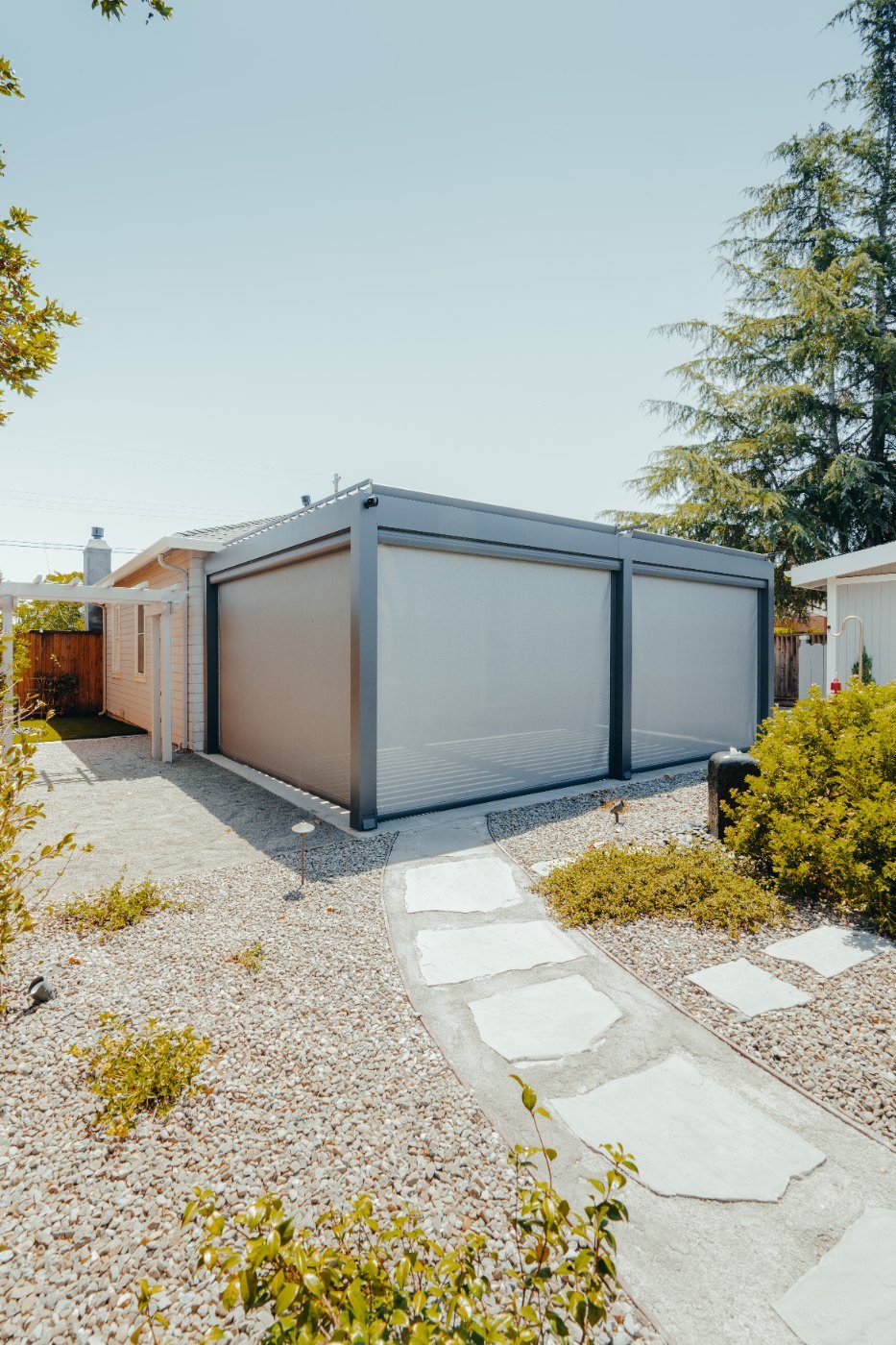 Wall-mounted roof with zip screen